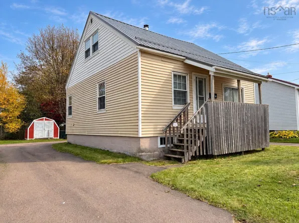 82 S Albion St, Amherst, NS B4H 2W2