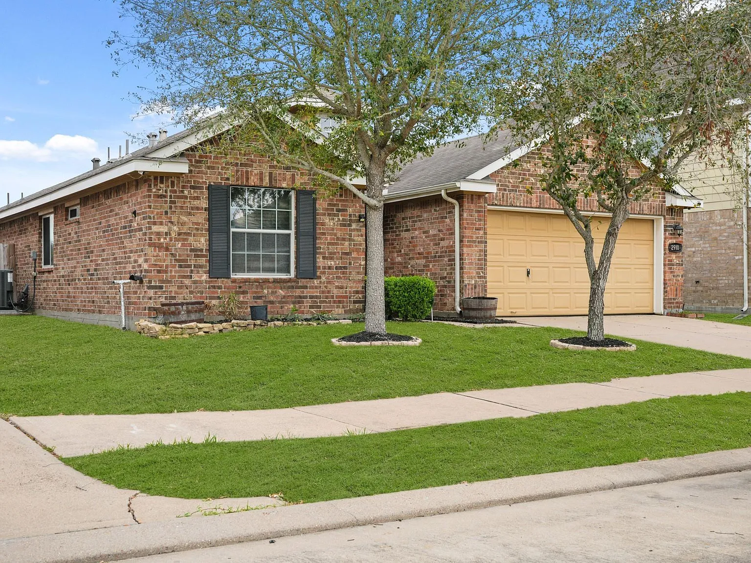 3 bed, 2.0 bath, 1861 sqft, $2,145 — Photo 3