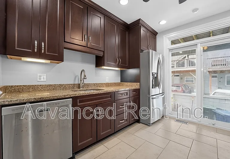 528 S Curley St — Photo 1