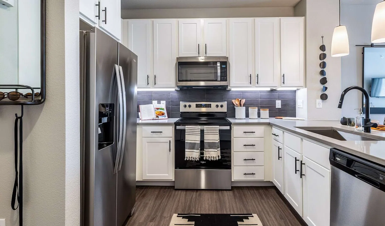 East Side 9 Weeks Free! Huge Layout, Great Walkability, Island Kitchen, 900+Sqft! — Photo 1