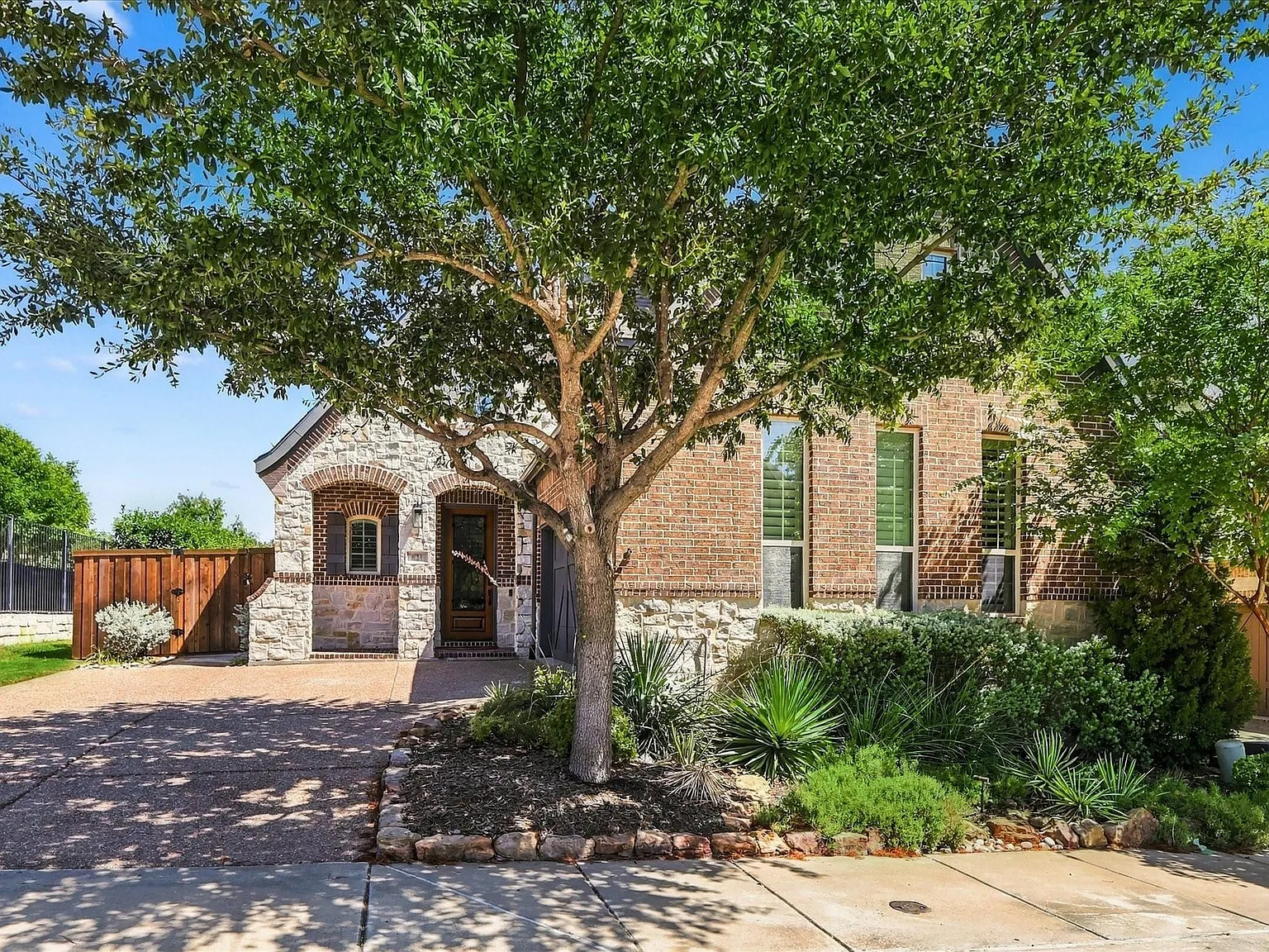 3 bed, 5.0 bath, 2717 sqft, $4,200 — Photo 1