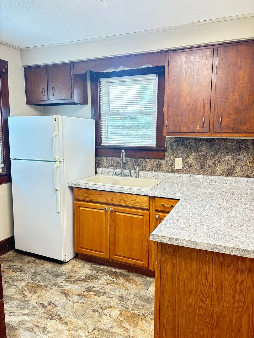 2 Bedroom in Bloomingdale Neighborhood — Photo 2