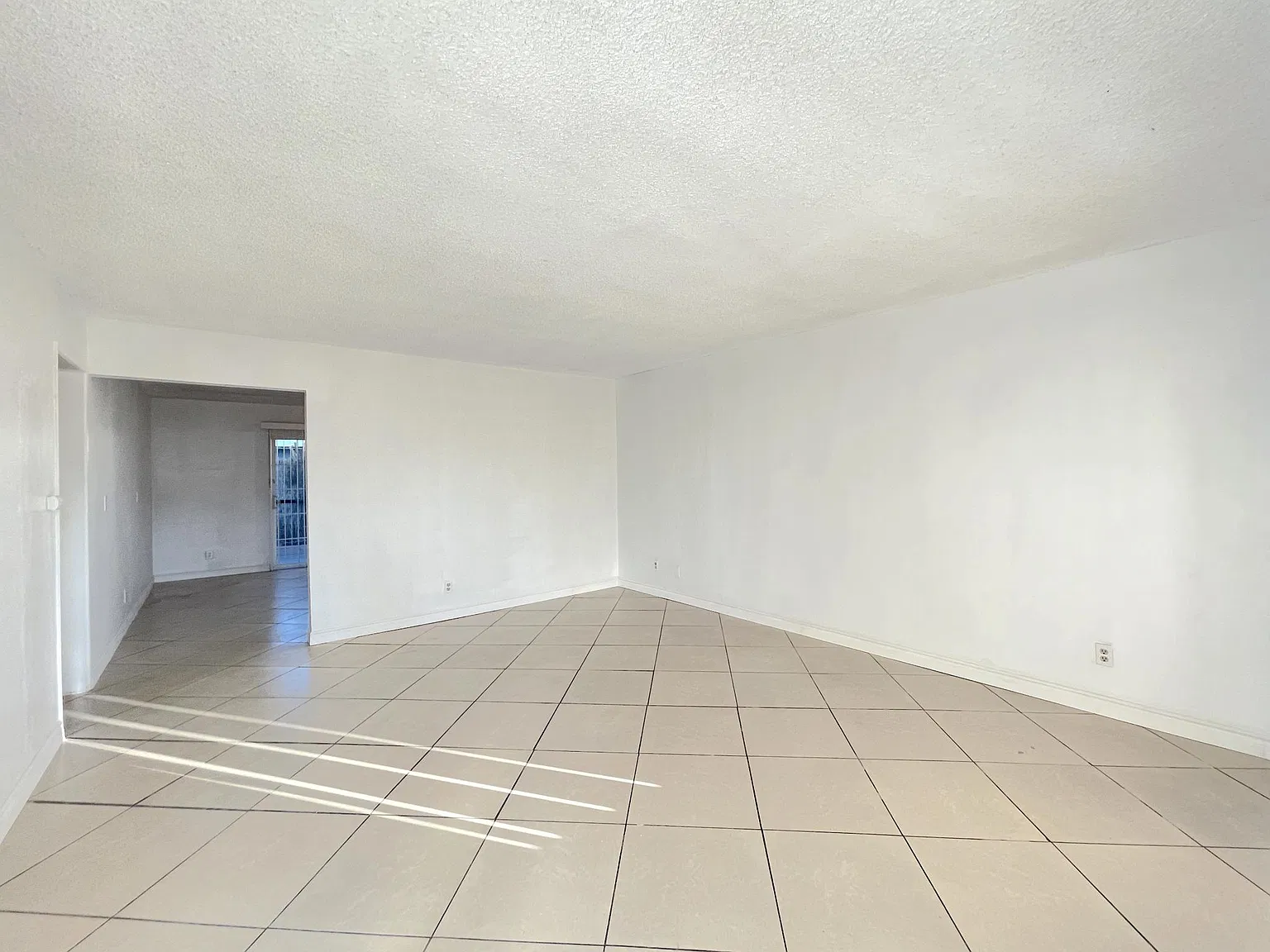 2 bed, 864 sqft, $2,400 — Photo 4