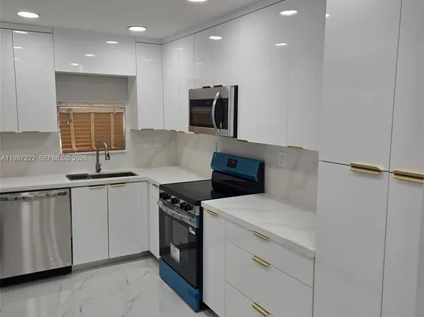 700 S Hollybrook Dr APT 207, Hollywood, FL 33025