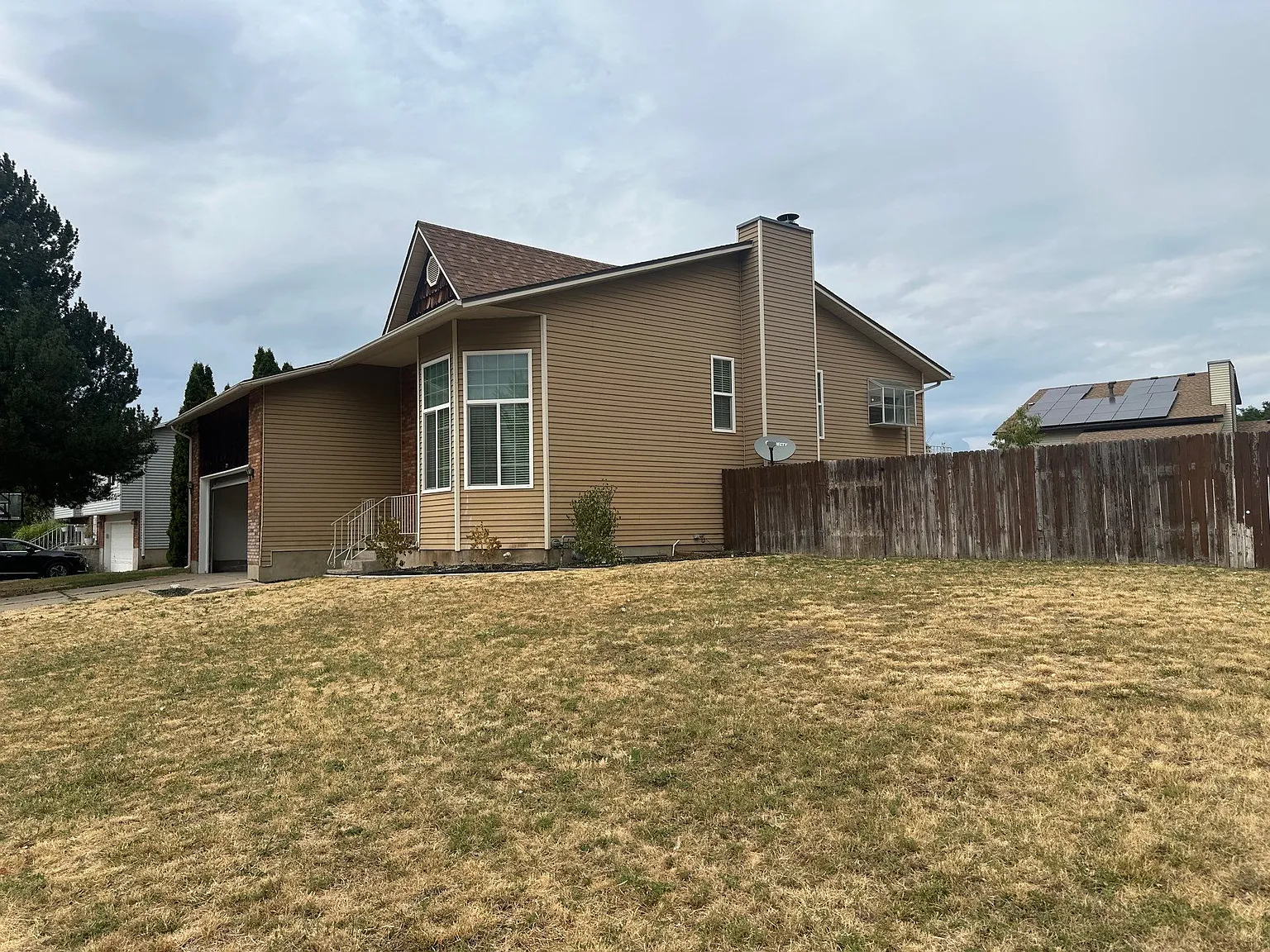 5 bed, 2580 sqft, $2,500 — Photo 2