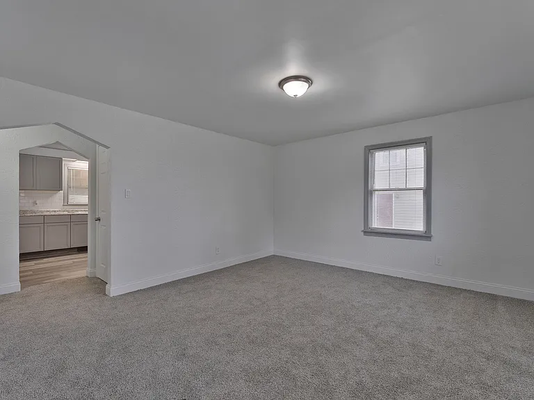 1539 Weston Ave — Photo 8