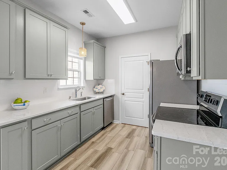 558 Calen Ln — Photo 9
