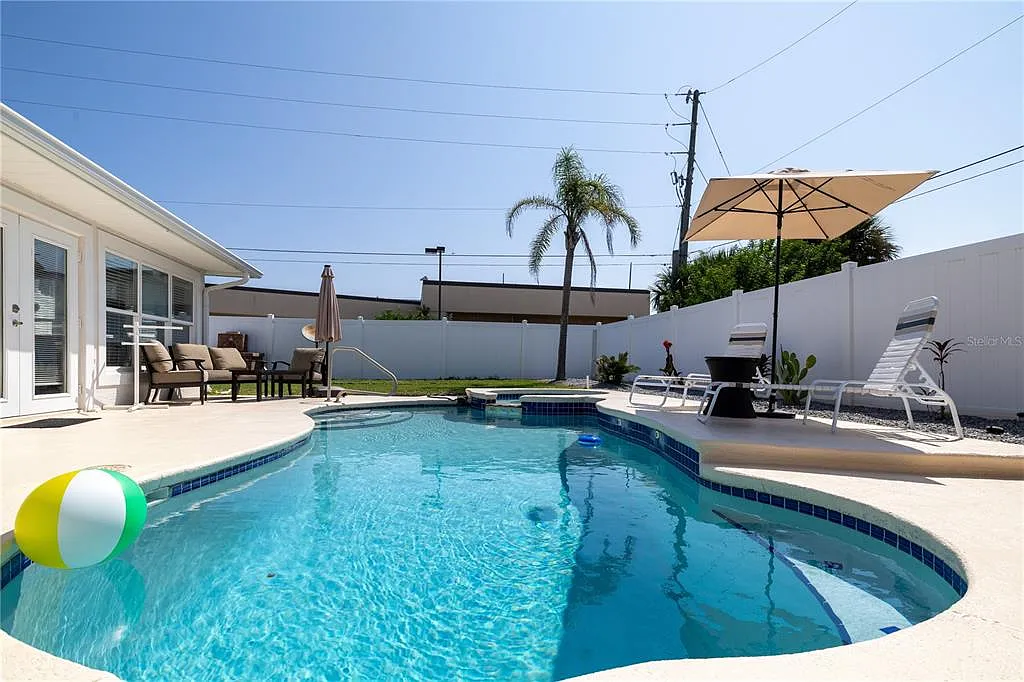 3 bed, 2.0 bath, 1558 sqft, $5,000 — Photo 3