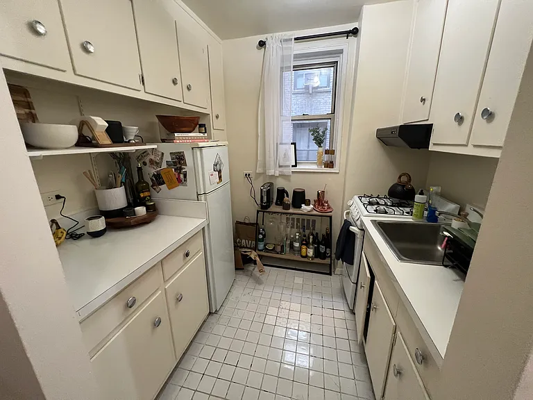 231 W 25th St #4B — Photo 4