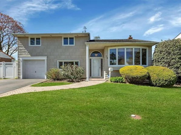 28 Coronet Lane, Plainview, NY 11803