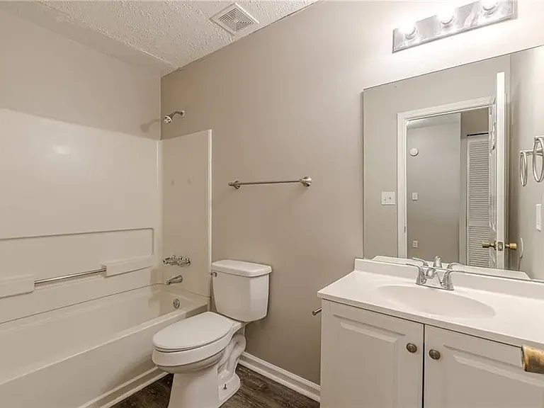 402 Bainbridge Dr #402 — Photo 7