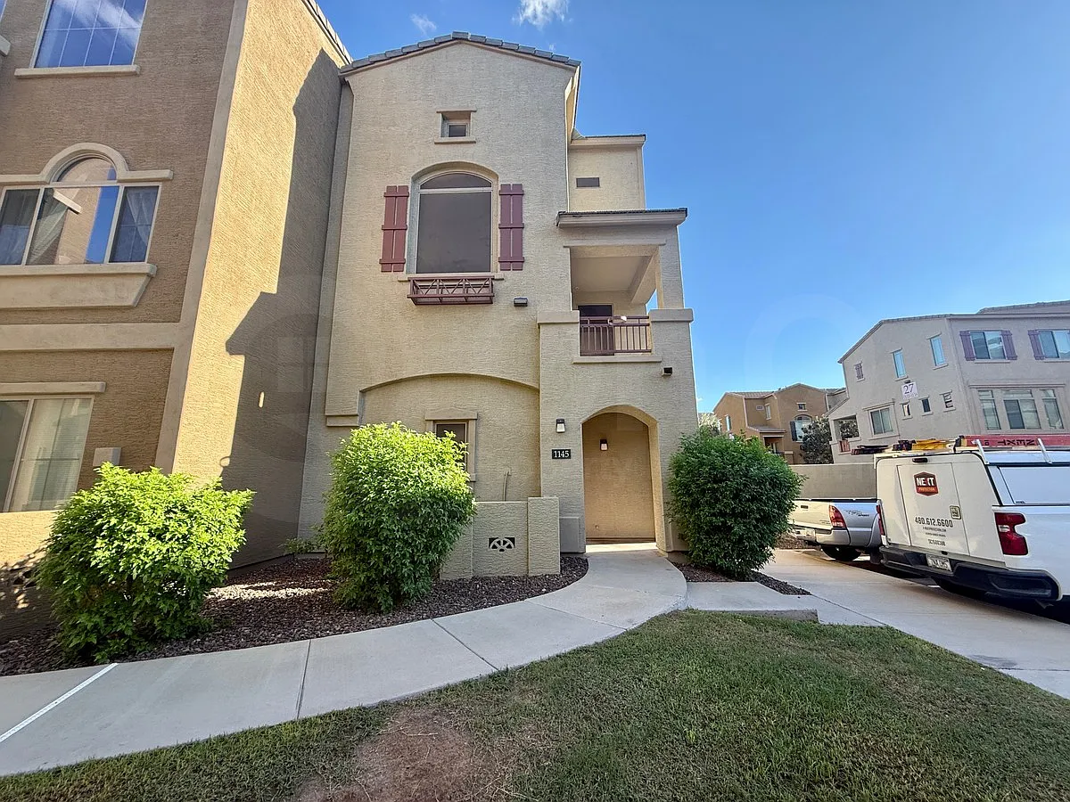 2 bed, 2.0 bath, 1330 sqft, $1,830 — Photo 2