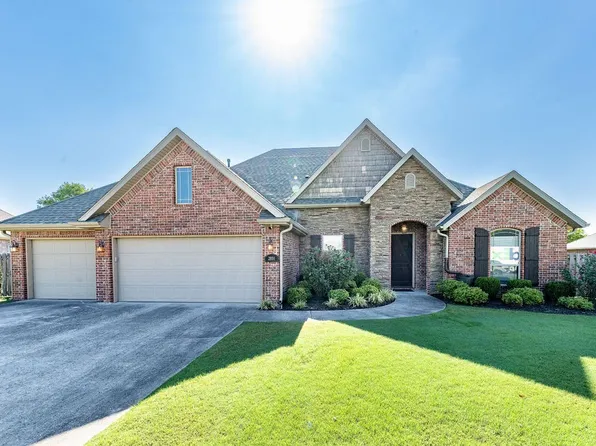 2851 W Topaz Dr, Fayetteville, AR 72704
