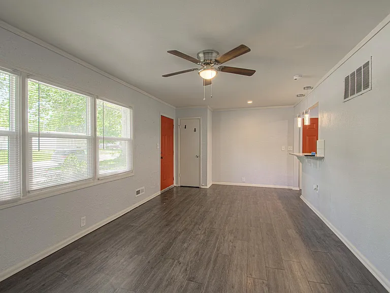 10810 Ewing Ave — Photo 7