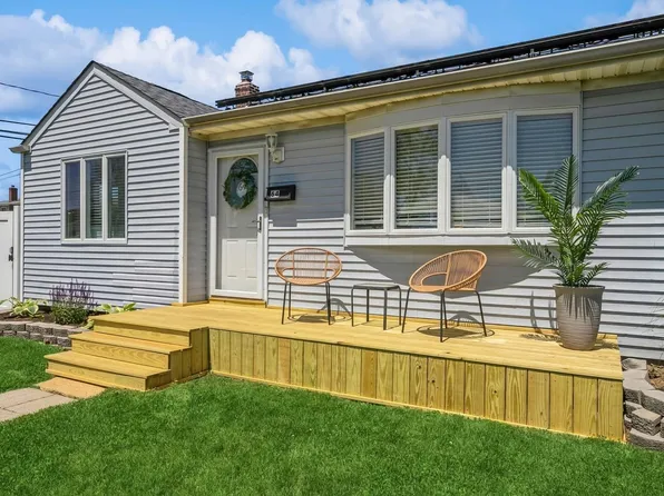 64 W Granada Avenue, Lindenhurst, NY 11757