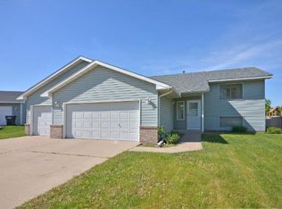 1013 Primrose Ln, Shakopee, MN 55379
