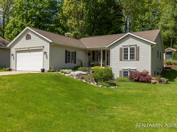 175 Denilee Ct NE, Comstock Park, MI 49321