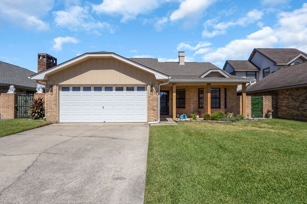 314 Castle Dr - Property Image