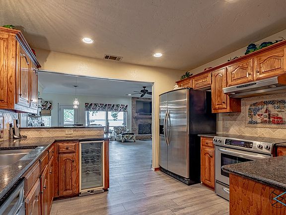 5th image of 176 Lake Dr