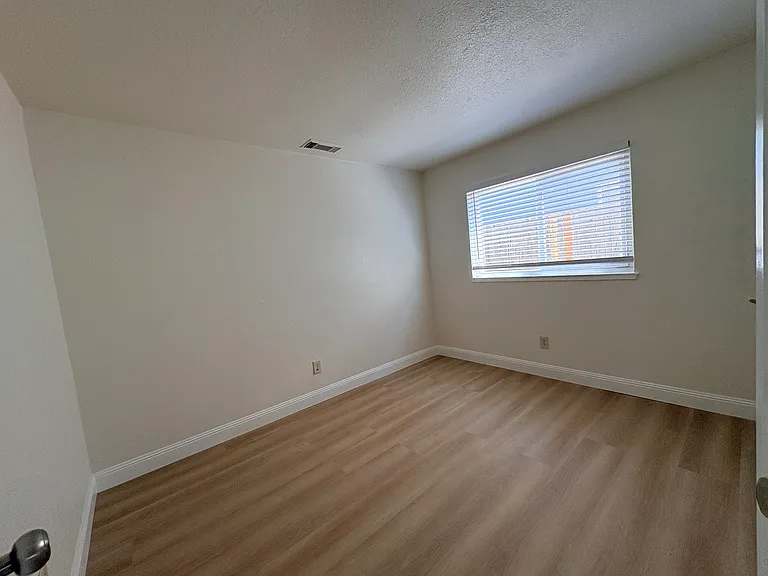 7757 Southbreeze Dr — Photo 11