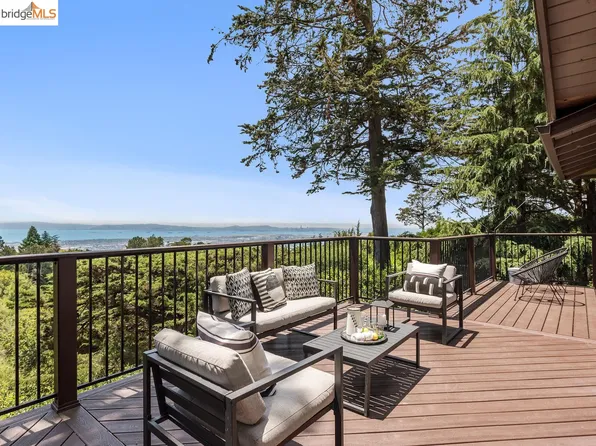 3135 Holyrood Dr, Oakland, CA 94611