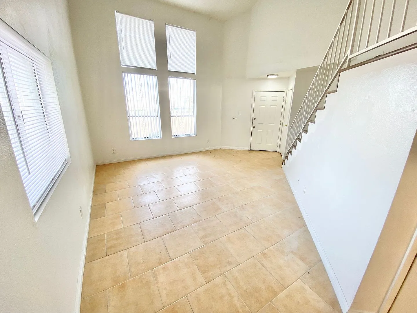 Adorable 3-bedroom corner-unit condo with recently updated kitchen and bathrooms — Photo 2