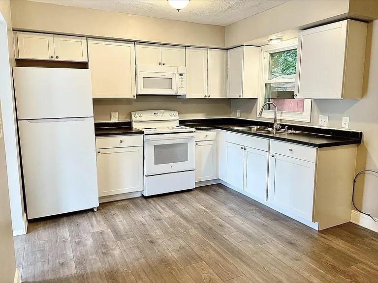 55 E York St — Photo 12