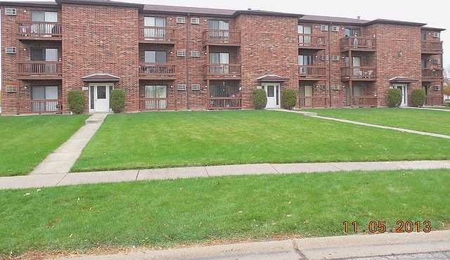 1st image of 1032 Spruce St APT 1B