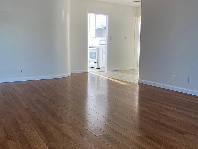 909 E Maple St #5 — Photo 5