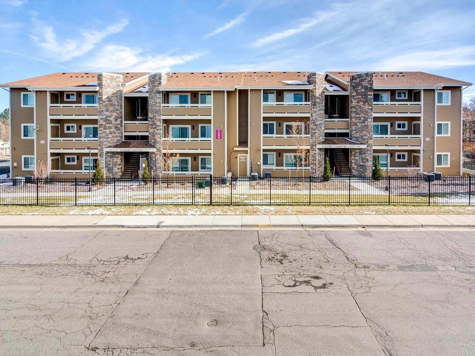 1 bed, 1.5 bath, 760 sqft, $1,615 — Photo 2