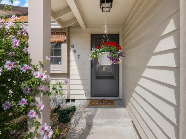 667 Golden Ln, Medford, OR 97504