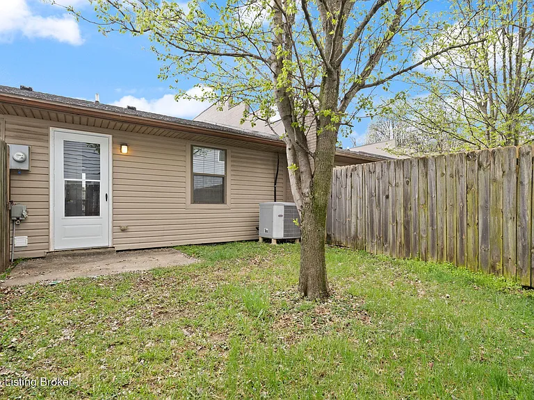703 Victoria Ct — Photo 8