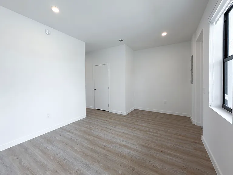 132 NW 10th Pl — Photo 9