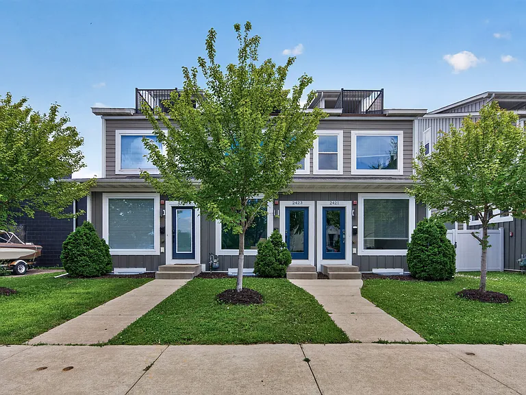 2421 2nd St NE — Photo 3