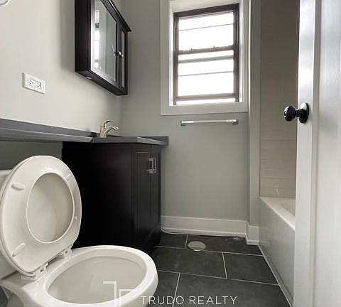 4th image of 4413 N Wolcott Ave APT 2B