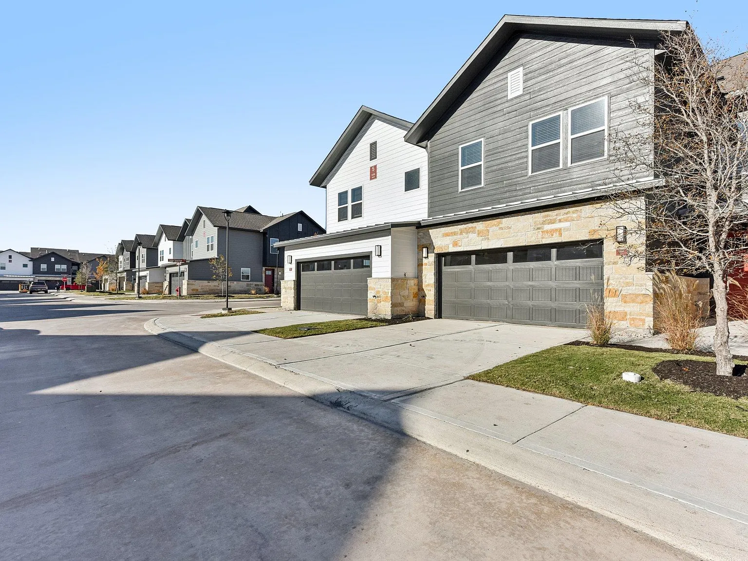 4 bed, 2.5 bath, 1807 sqft, $2,805 — Photo 2
