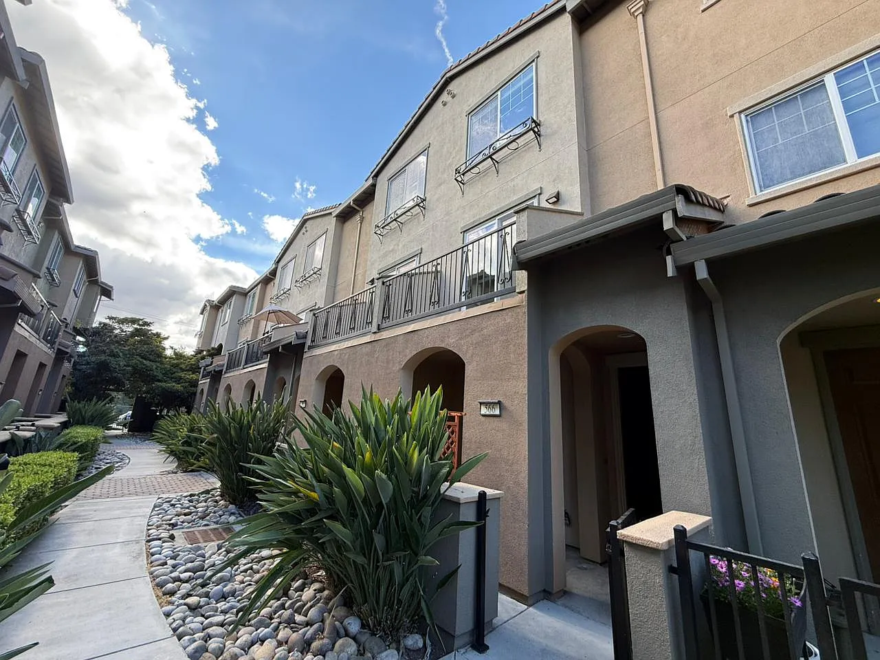 3 bed, 1410 sqft, $4,800 — Photo 1