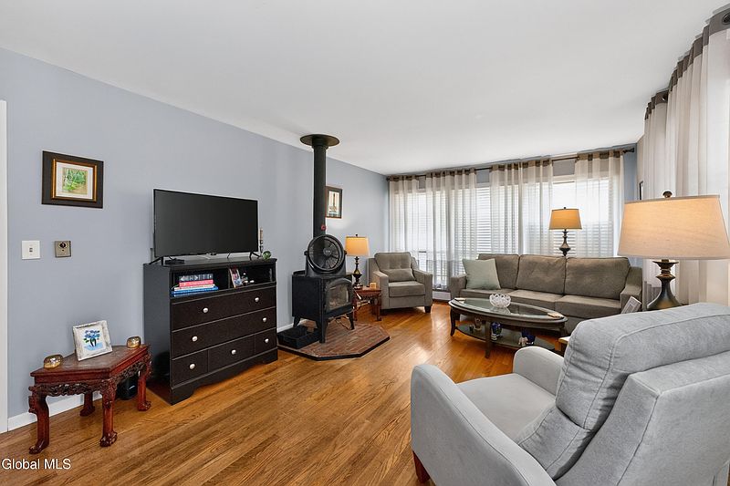 4th image of 9 Fairlawn Avenue