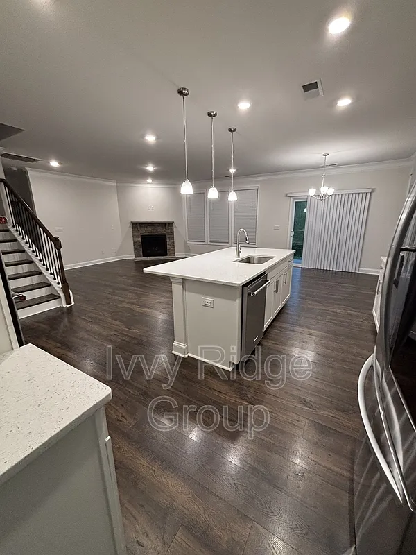 5 bed, 4.0 bath, 3021 sqft, $3,350 — Photo 3