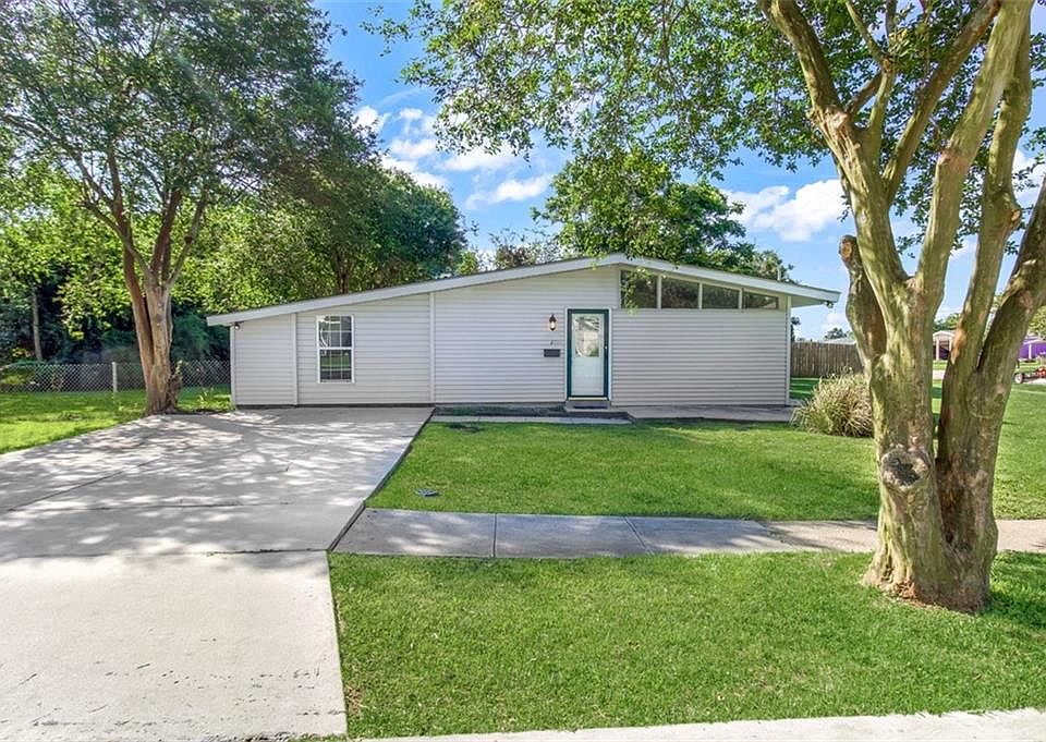 1st image of 2116 N Butterfly Cir