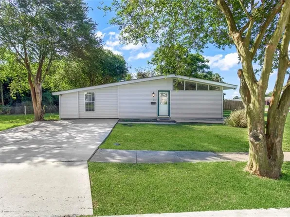 2116 N Butterfly Cir, Gretna, LA 70056