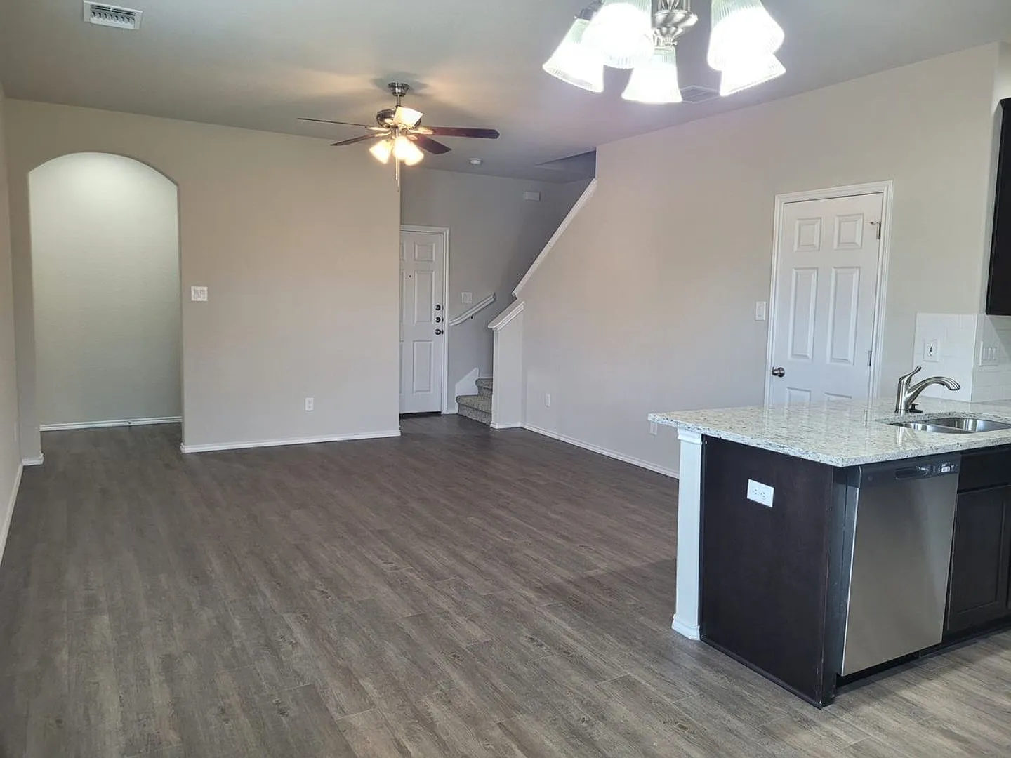 Luxury 3/2.5 Townhouse in Seguin, TX — Photo 4