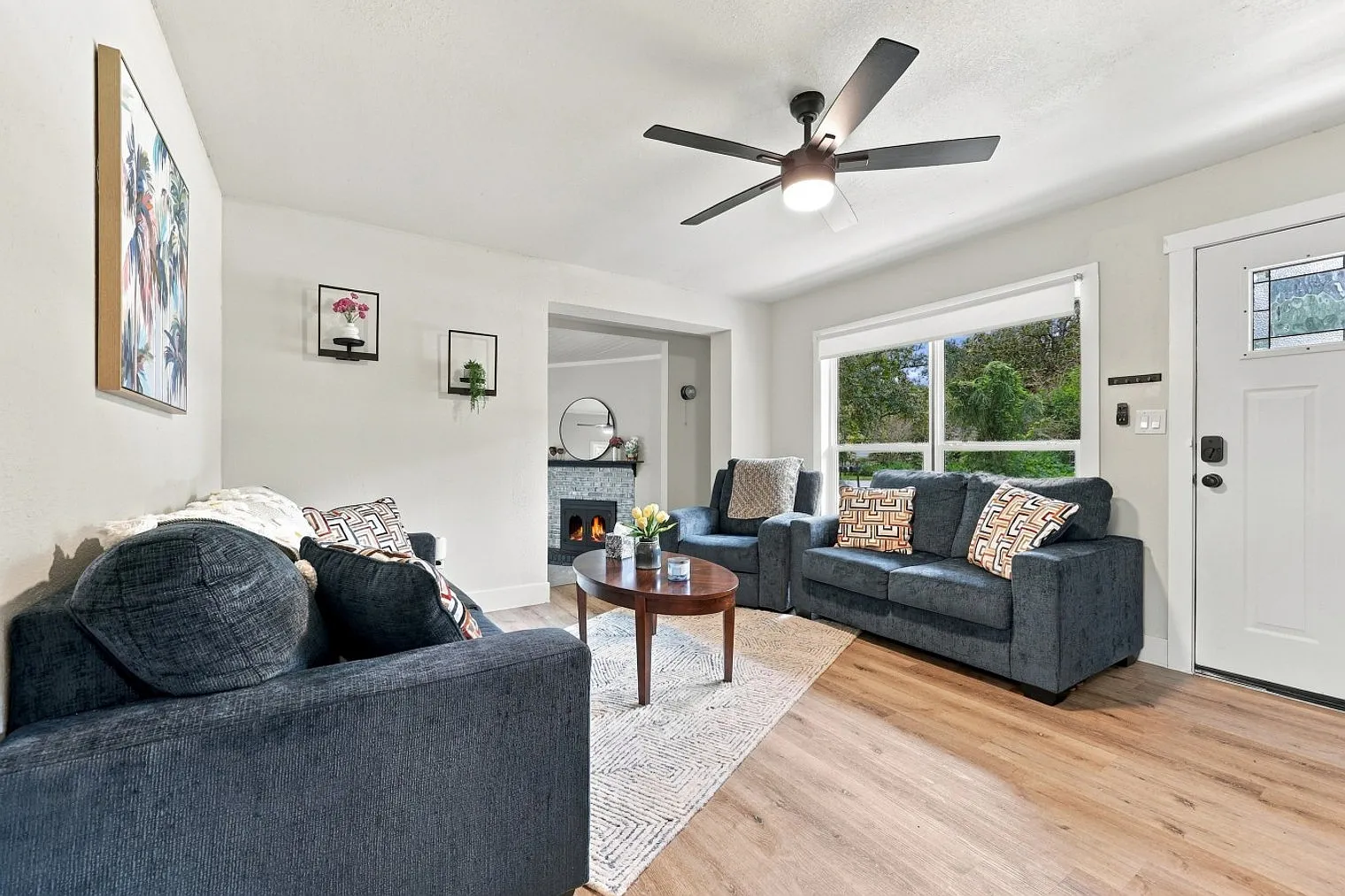 3 bed, 2.0 bath, 1291 sqft, $3,532 — Photo 2