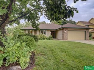1006 Hickory Hill Rd, Papillion, NE 68046