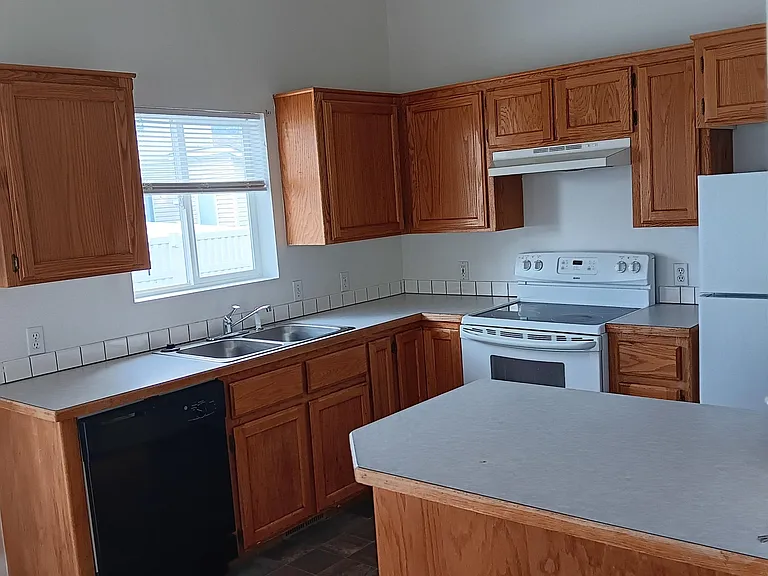 341 Pheasant Rd W #D — Photo 2