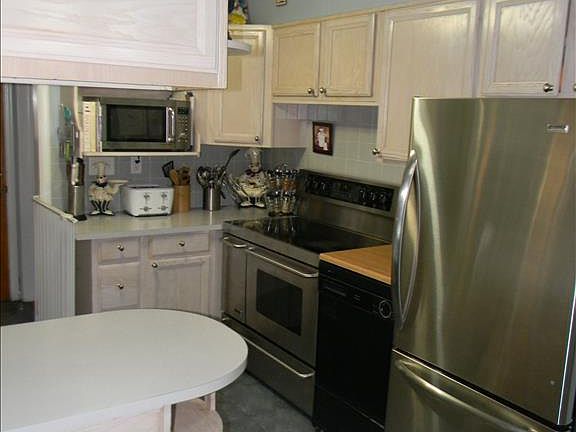 4th image of 445 E 24th St
