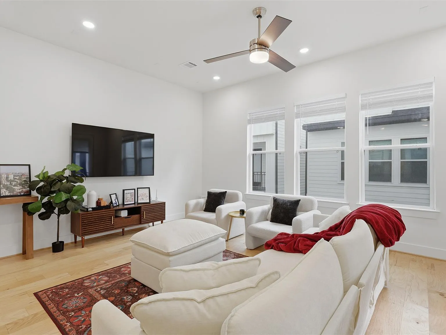 3 bed, 3.5 bath, 1895 sqft, $2,500 — Photo 3