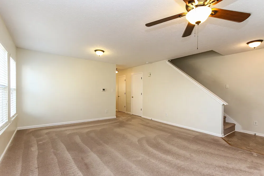 4 bed, 2.5 bath, 2298 sqft, $2,605 — Photo 3