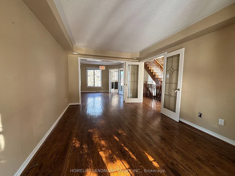 109 Carlyle Cres — Photo 5
