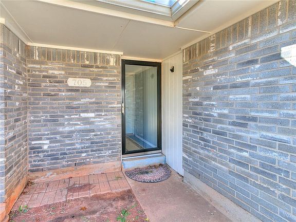 2nd image of 705 S Glen Ln